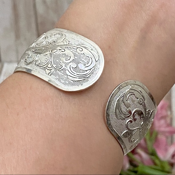 Unsigned Silver-tone Ornate Lotus Flower Peacock 1.25” Open Cuff Bangle Bracelet - Picture 4 of 12